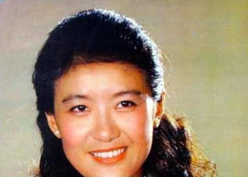 曾是中国第一女司仪，被誉为东方美人，巅峰期嫁大10岁富豪隐退