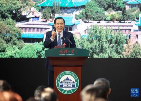 马英九一行造访武汉大学 两岸学生交流热烈